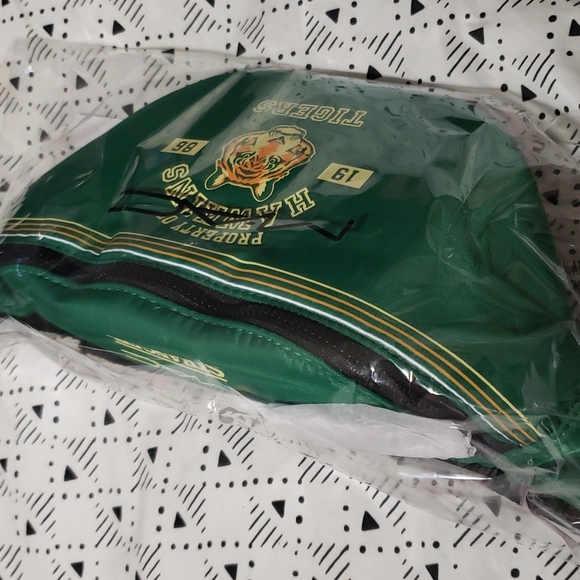 MAC x STRANGER THINGS BELT BAG. - Picture 6 of 6